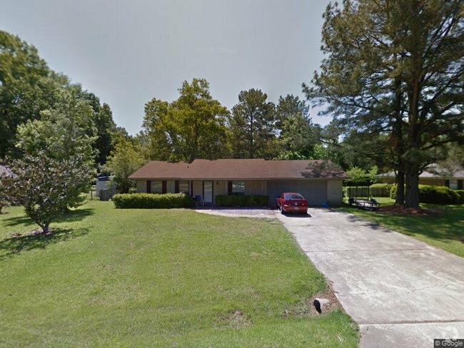Building Photo - 32 Forest Dr