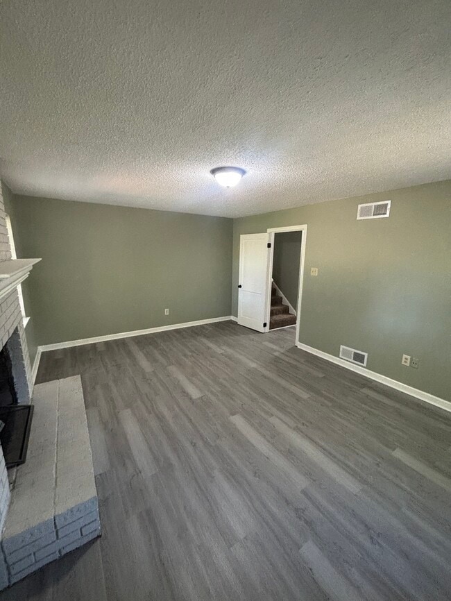 Building Photo - GORGEOUS 4 bedroom/ 3 bathroom HOME, SPACI...