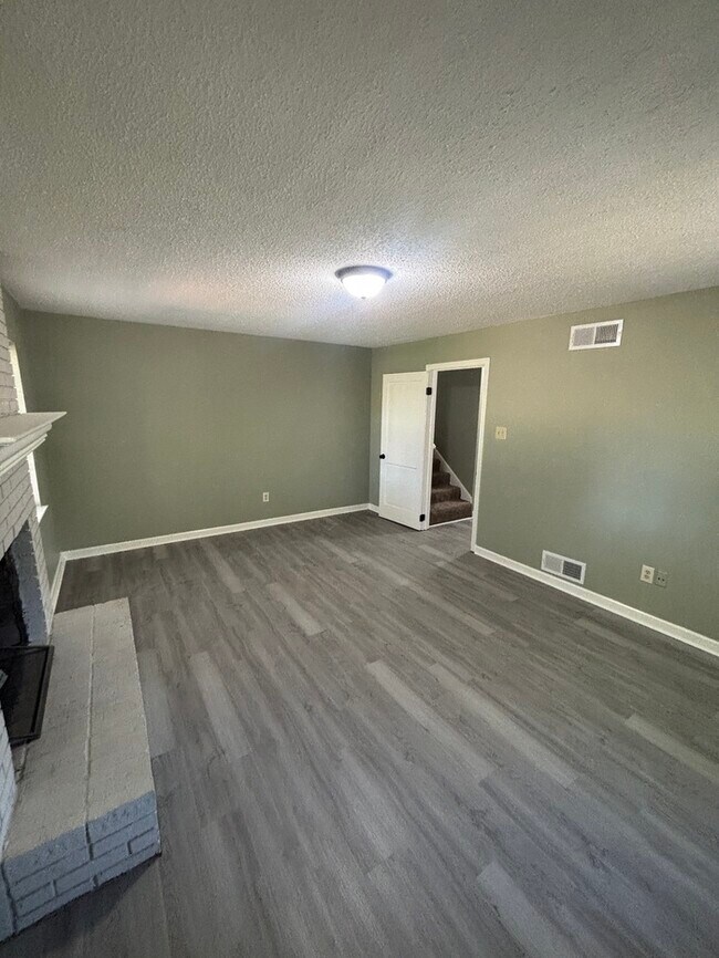 Foto del edificio - GORGEOUS 4 bedroom/ 3 bathroom HOME, SPACI...