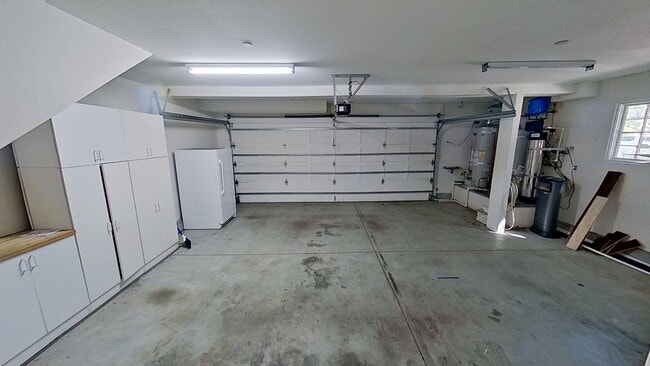 Building Photo - Spacious 2-bedroom/2.5-bathroom Townhouse- In the heart of the Funk Zone