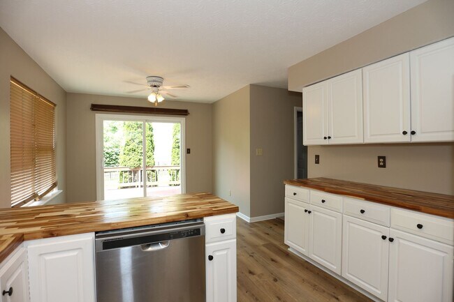 Foto del edificio - Large 5 Bedroom Westfield Home!