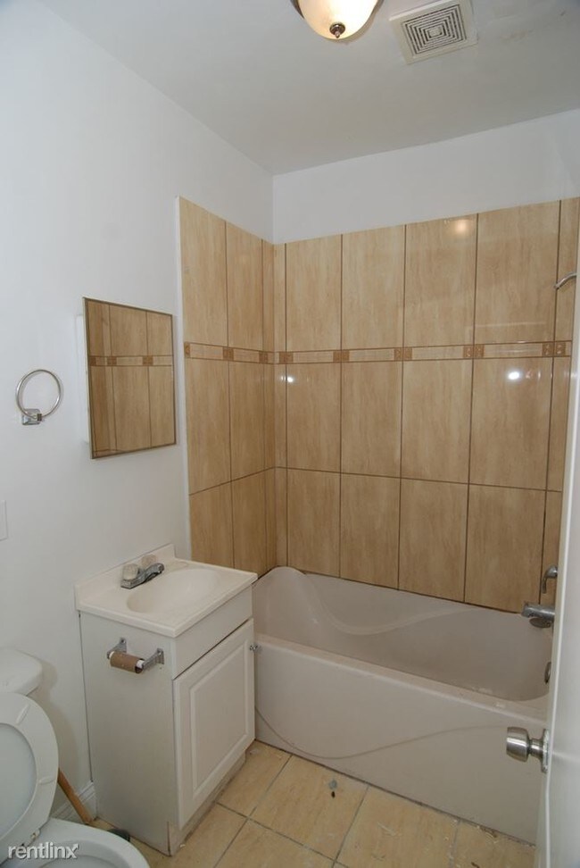 Building Photo - 2 br, 2 bath Condo - 5016 N Harding Ave