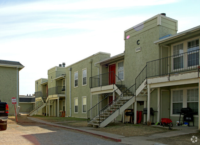 Building Photo - Tradewinds Villas