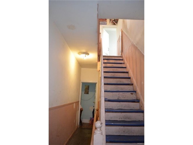 Building Photo - 112 Maple St
