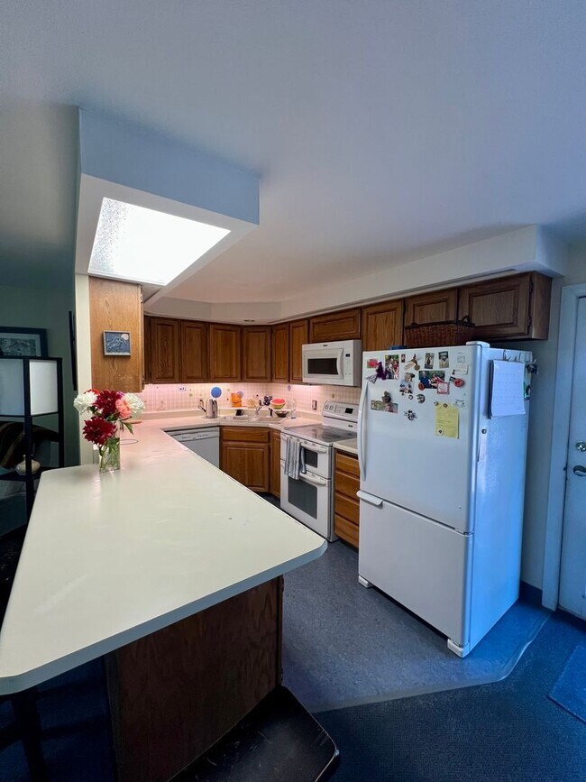 Foto del edificio - Available Nov 1st / Furnished / 1-Car Gara...