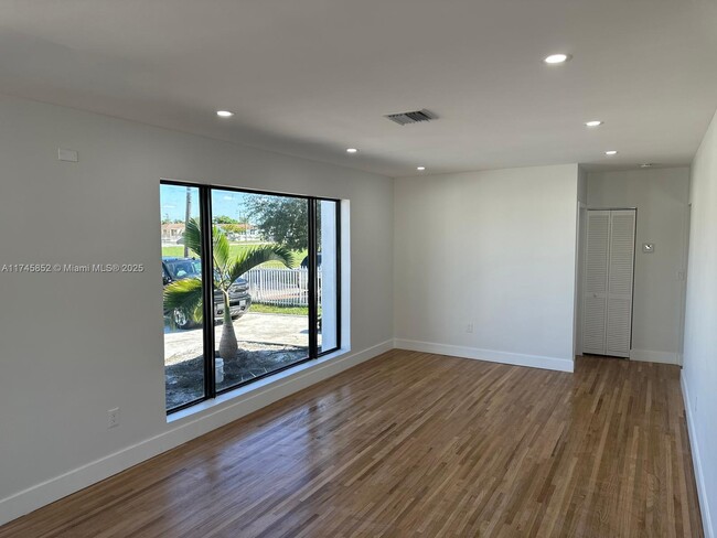 Foto del edificio - 6473 SW 25th St