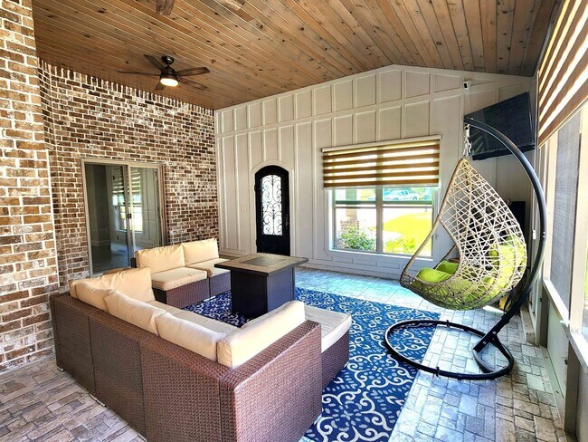 Foto del edificio - Luxurious 3 Bedroom, 2 Bath Home in the Ex...