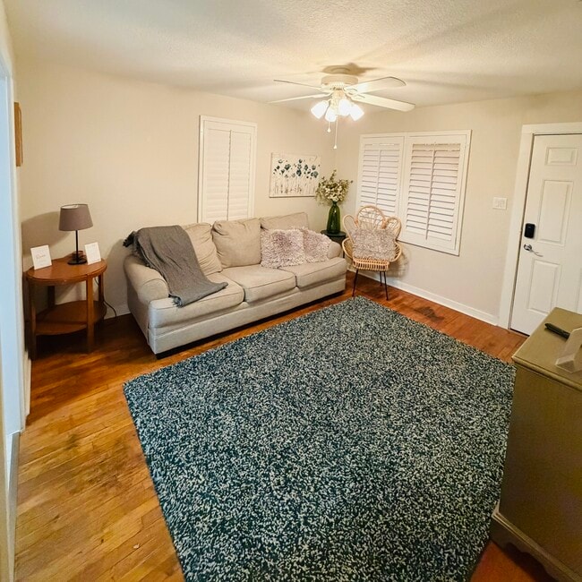 Building Photo - 998 N 6th St