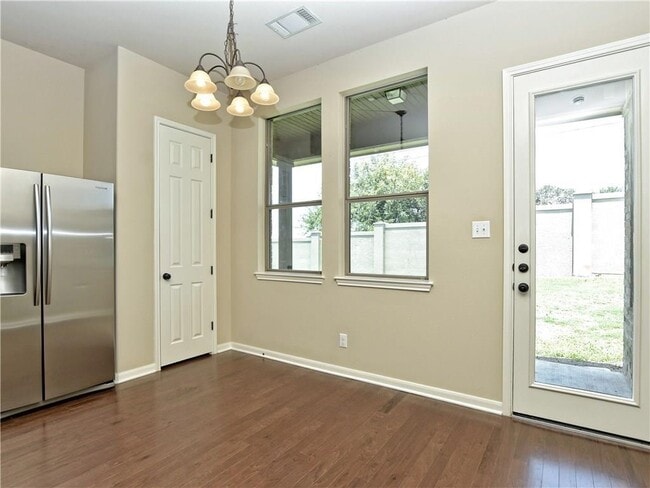 Foto del edificio - 120 W Adelanta Pl