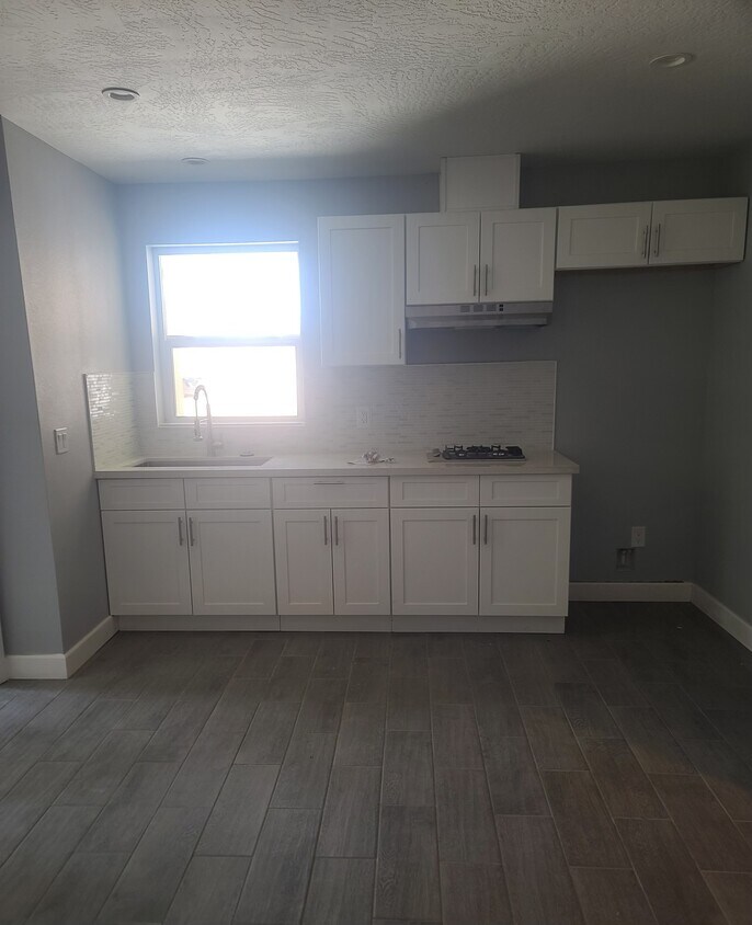 Foto principal - 14842 Hopland St