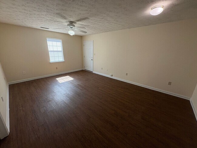 Foto del edificio - PRE LEASING AUGUST 7 2026!