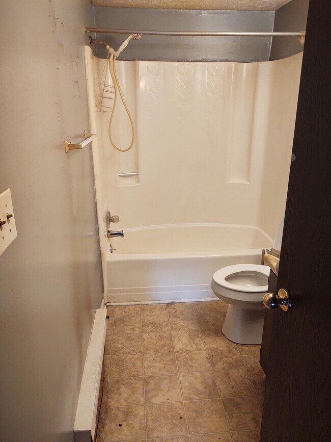 214 Patricia Dr Unit I, Byesville, OH 43723 Room for Rent in