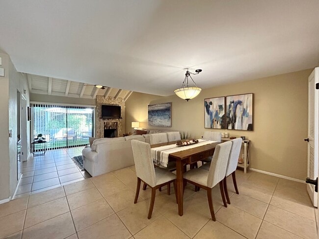 Building Photo - AVAILABLE NOW!! Stunning 3 Bedroom 2 Bathr...
