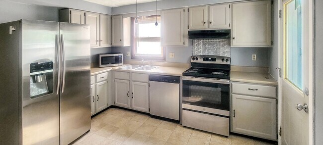 Building Photo - 2 + Bedroom, 3-level Townhouse on Amherst ...