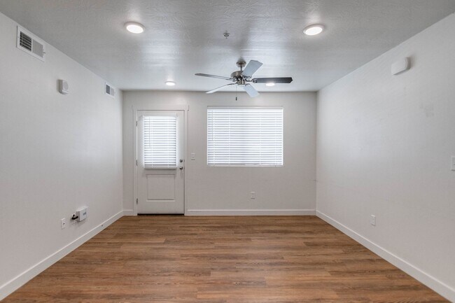 Foto del edificio - Up to $1000 Off First Month! Modern 3rd-St...
