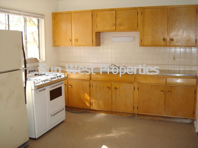 Building Photo - 605 N Orchard Ave