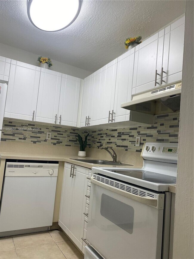 Building Photo - 8600 SW 109th Ave