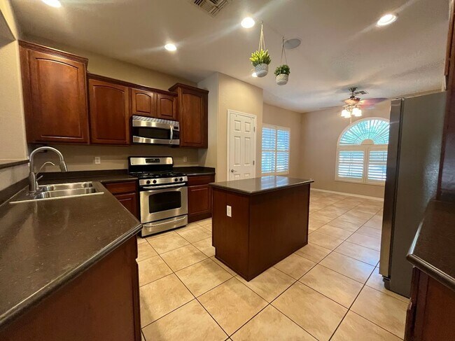 Building Photo - BEAUTIFUL 4 BEDROOM 2 BATHROOM HOME IN PEORIA