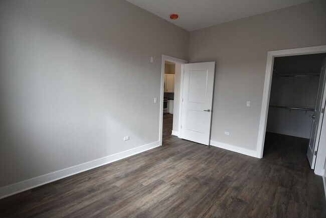 Building Photo - 927 W Irving Park Rd