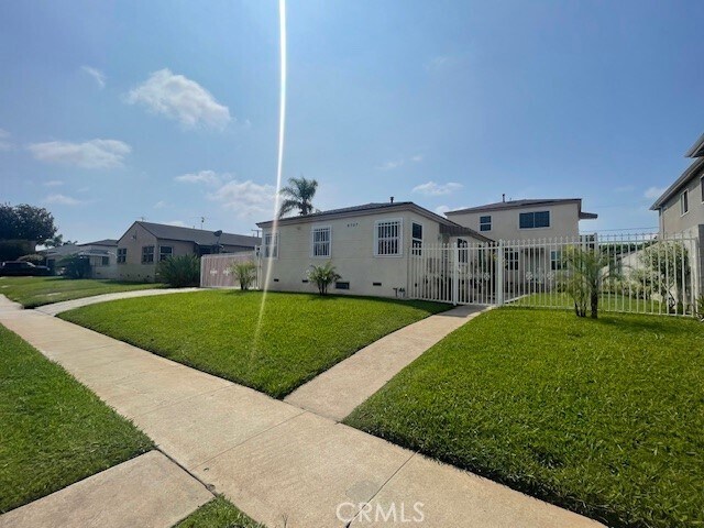 Foto principal - 8707 S Van Ness Ave