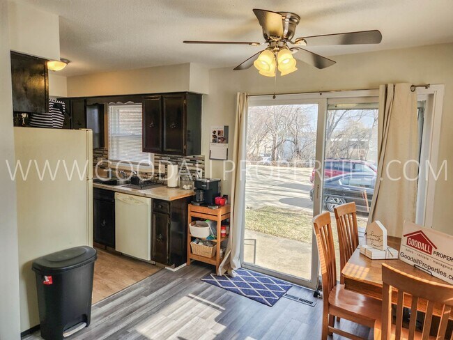 Building Photo - 2 Bedroom Bi Attahed Home In Des Moines