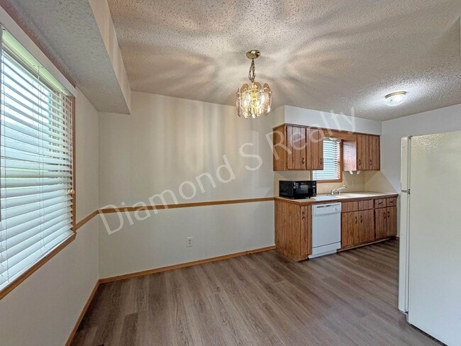 Building Photo - Cozy 2 Bed, 1 Bath Home with Attached Garage Available!