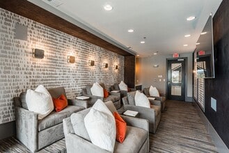 Building Photo - 1930 Kingsley Dr