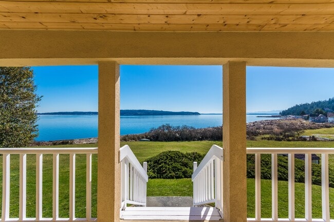 Foto del edificio - 4 Bed 1 Bath Home - Waterfront