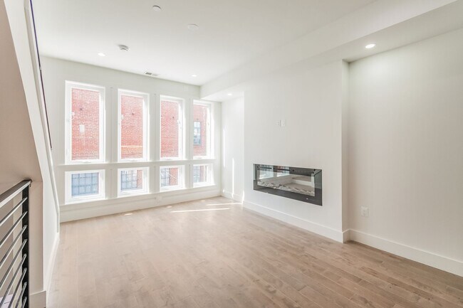 Building Photo - Luxury 2-Level 3BR/2.5BA Penthouse | Two Private Decks | Chef’s Kitchen