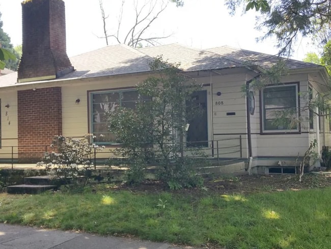 Beautifully Maintained Duplex in an Exceptional Location – Classic Charm with Modern Comfort - Beautifully Maintained Duplex in an Exceptional Location – Classic Charm with Modern Comfort House