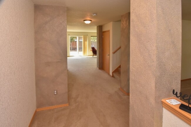 Foto del edificio - Well Maintained 4 BD