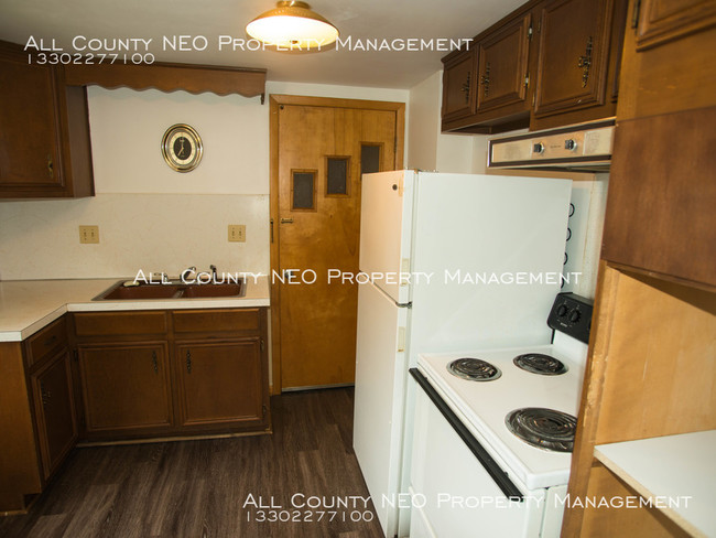 Building Photo - One Bedroom Apartment With Laundry