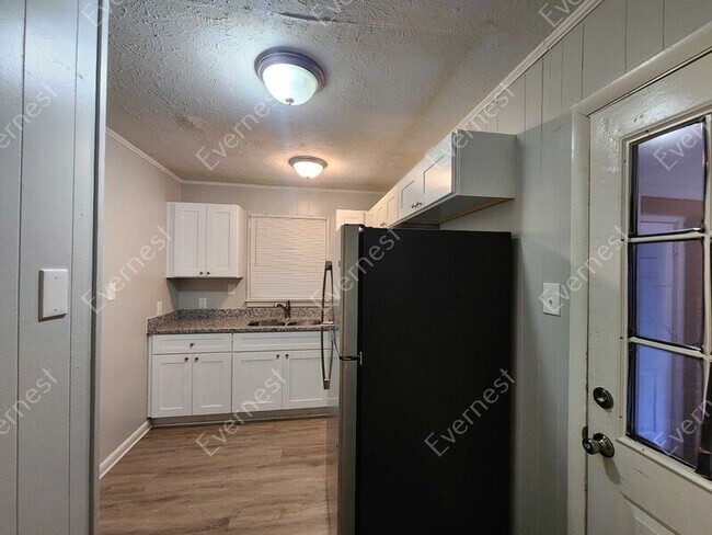 Building Photo - 515 Landers St