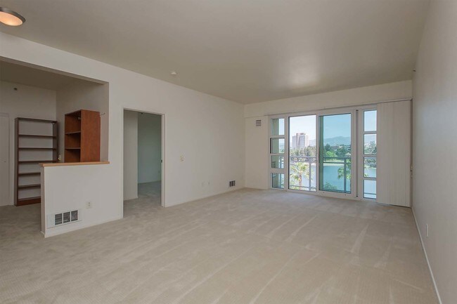 Foto del edificio - 1 Lakeside Dr