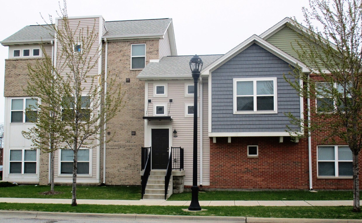 Private entrances - 3634 Main St
