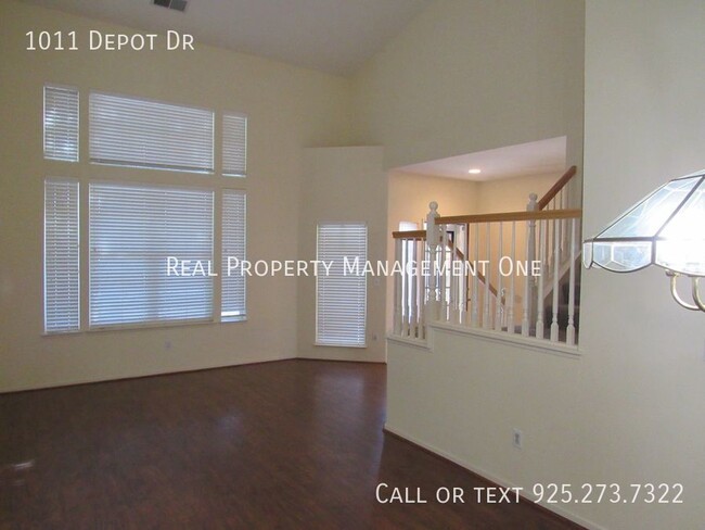 Building Photo - Beautiful 4 Bed, 2.5 Bath Home with Solar ...