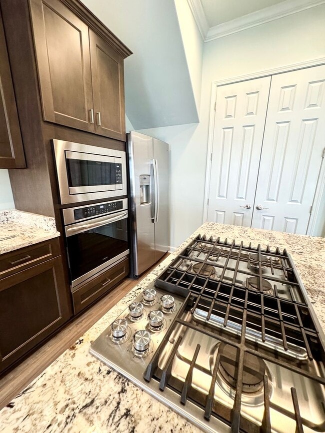 Foto del edificio - ELITE Townhome on Market Common! Move in ready! Make it YOURS for the Holidays!