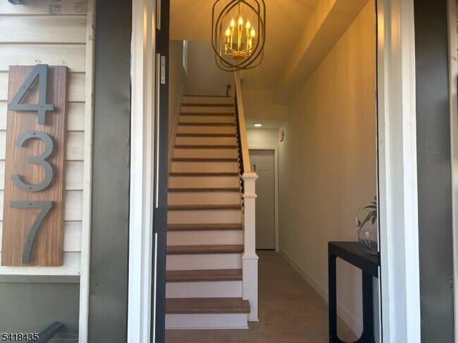 Foto del edificio - 437 Bramhall Ave