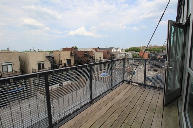 Building Photo - 1540 W Fullerton Ave