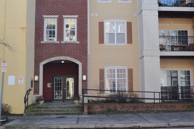 Building Photo - Conveniently located Condo
