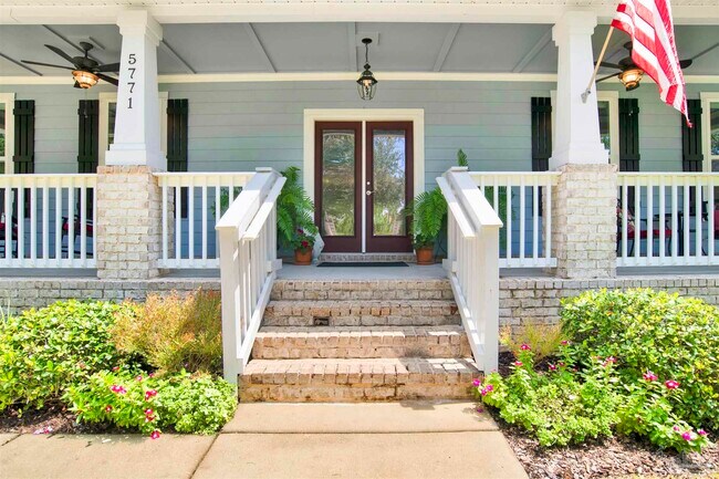 Foto del edificio - 5771 Red Cedar St
