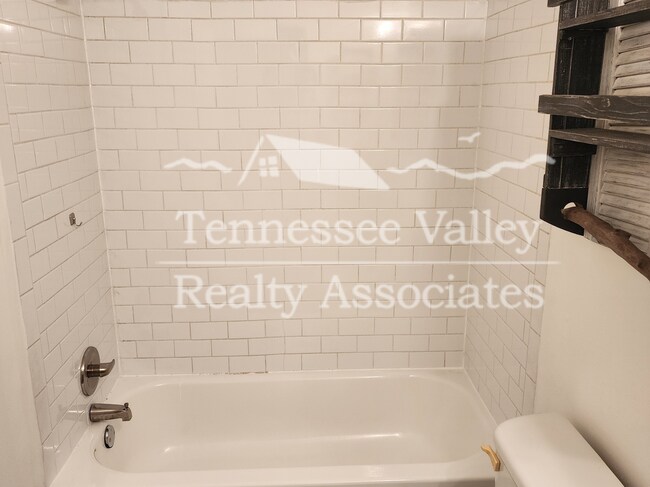 Foto del edificio - Charming 2-Bedroom, 2-Bath Home Just Minut...
