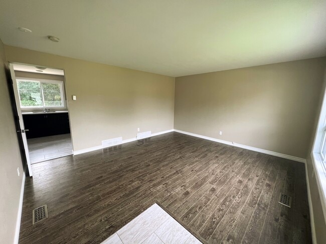 Building Photo - Denne Crescent Townhouse