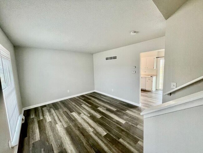 Building Photo - 3 bedroom, 1 bathroom duplex in Independen...