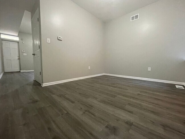 Photo - Newly Renovated 3 bed/1.5 bath in Waterfro... House