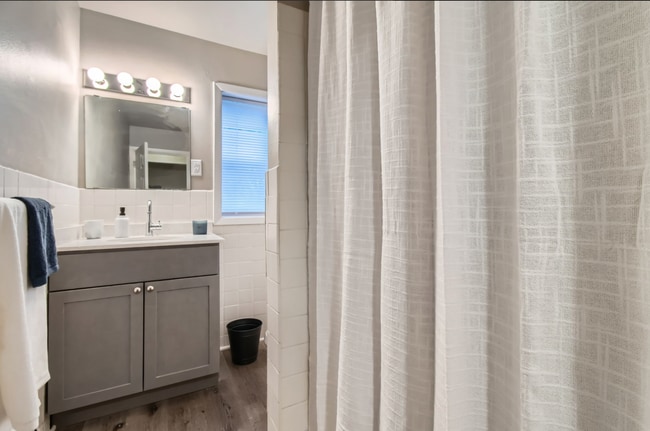 Interior Photo - Riverwood 6425