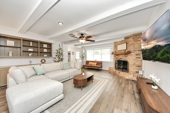 Building Photo - 563 Landfall Ln