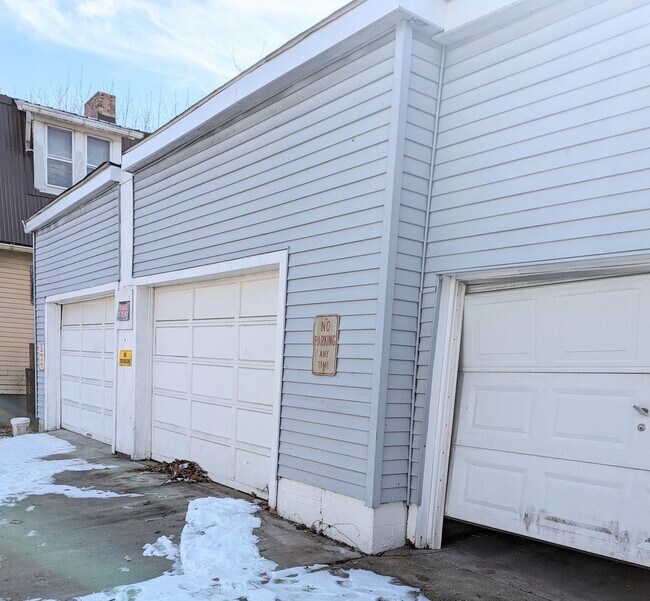 Building Photo - 3 Bedroom House with Huge Garages