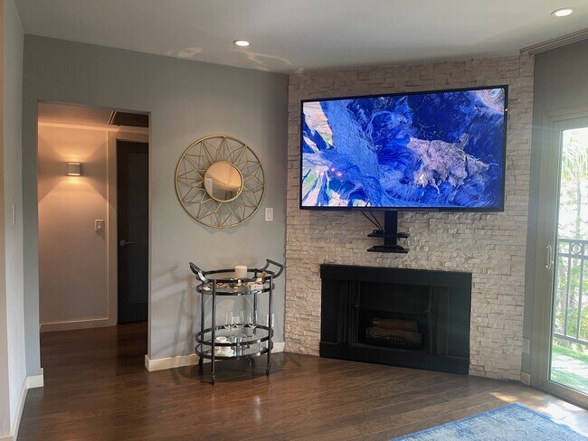 Foto del edificio - 141 S Clark Dr