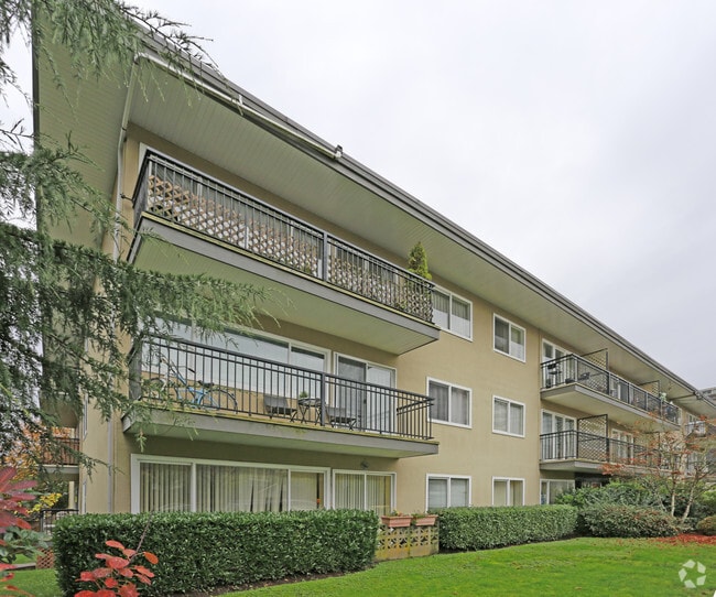 Building Photo - Brooks Manor